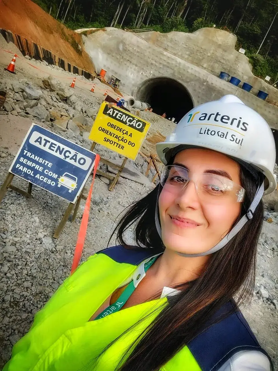 Júlia Grotti, responsável técnica da KORE, no emboque de um túnel em obra de infraestrutura